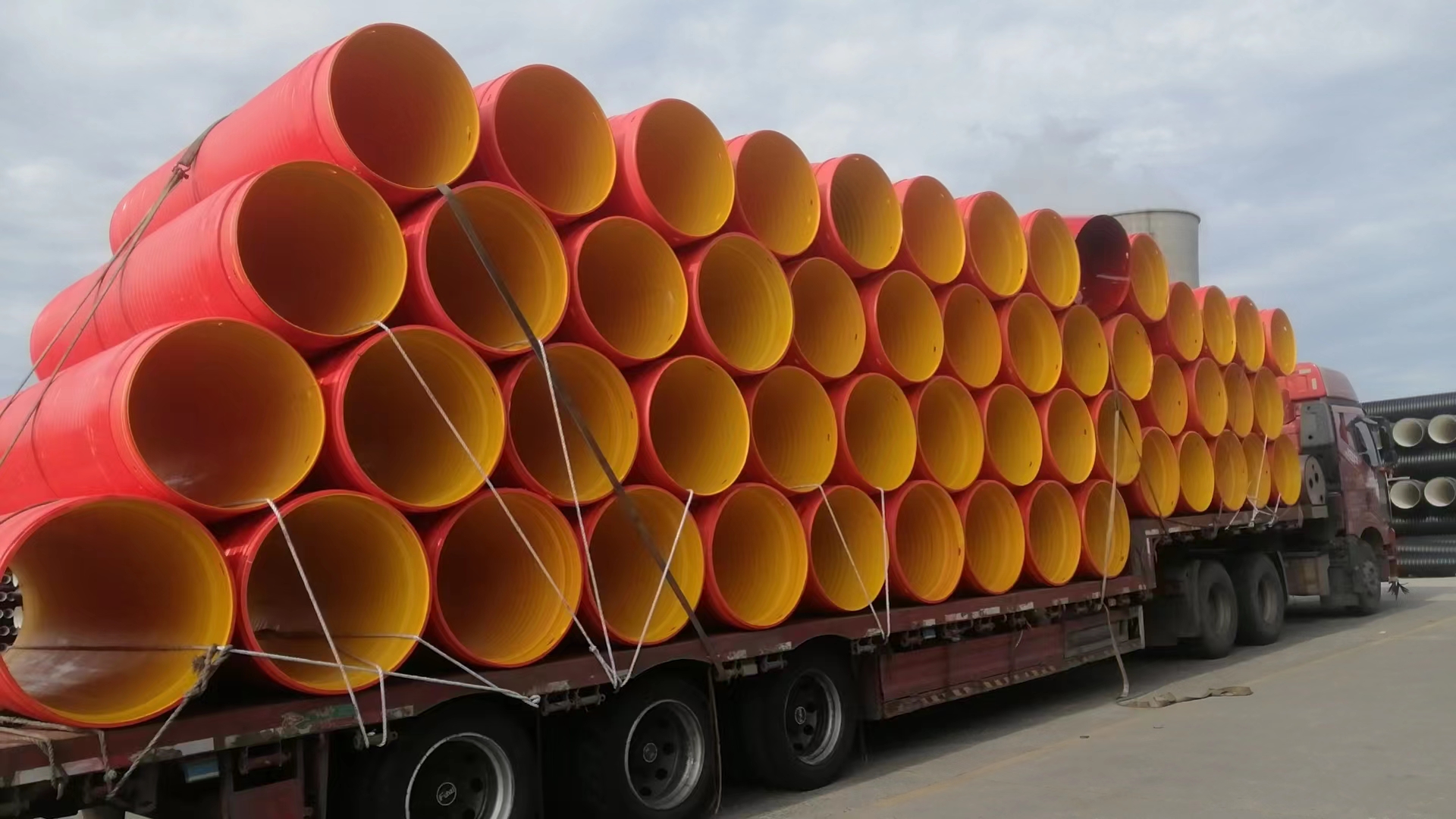 第七代復(fù)合材料承插式隧道逃生管道(圖1) 第七代復(fù)合材料承插式隧道逃生管道(圖1)